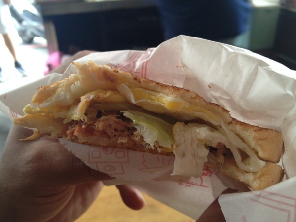 阿婆蛋餅:<中式早餐>阿婆蛋餅-香酥脆卡滋卡滋餅皮,營養均衡的加菜蛋餅