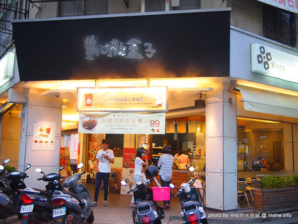 凱撒盒子日式洋食專賣店(台中美村店)：【食記】台中Caesarbox 凱撒盒子日式洋食專賣店@西區草悟道BRT科博館 : 享受美味無負擔,平價也能吃到真材實料,清爽不膩的輕食選擇!