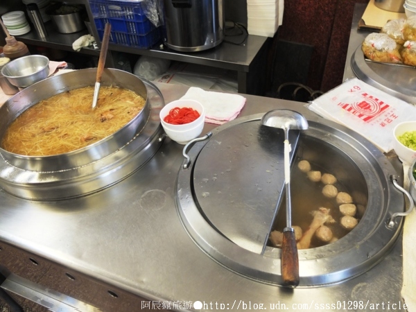 肉伯火雞肉飯：【美食特搜。台南中西區】肉伯火雞肉飯。CNN媒體推薦台南必吃 深根府城30多年雞肉飯