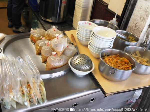 肉伯火雞肉飯：【美食特搜。台南中西區】肉伯火雞肉飯。CNN媒體推薦台南必吃 深根府城30多年雞肉飯