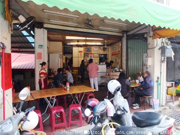 肉伯火雞肉飯：【美食特搜。台南中西區】肉伯火雞肉飯。CNN媒體推薦台南必吃 深根府城30多年雞肉飯