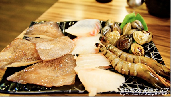 鍋靚石頭火鍋：【食記/新北市】平價豪華海陸大餐~鍋靚石頭火鍋