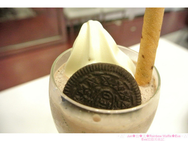 彩虹國度Rainbow Waffle(中和環球店)：【食記】oO。。台北　Rainbow Waffle（二訪）　仙度瑞拉的玻璃鞋掉入人間囉～還有媲美１０１高度的冰品歐！超美超夢幻～o○。