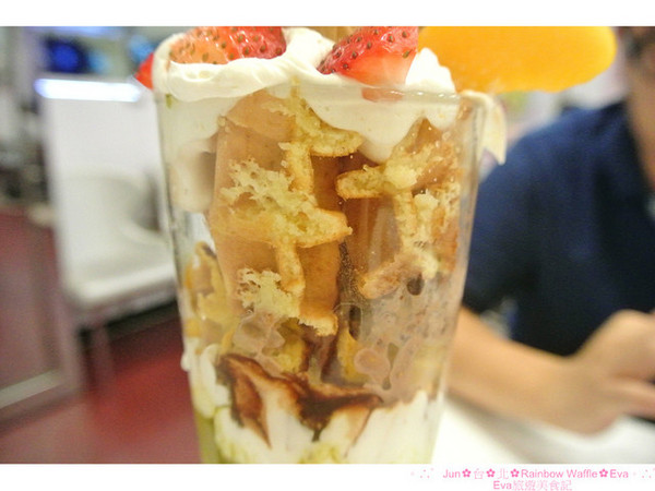 彩虹國度Rainbow Waffle(中和環球店)：【食記】oO。。台北　Rainbow Waffle（二訪）　仙度瑞拉的玻璃鞋掉入人間囉～還有媲美１０１高度的冰品歐！超美超夢幻～o○。