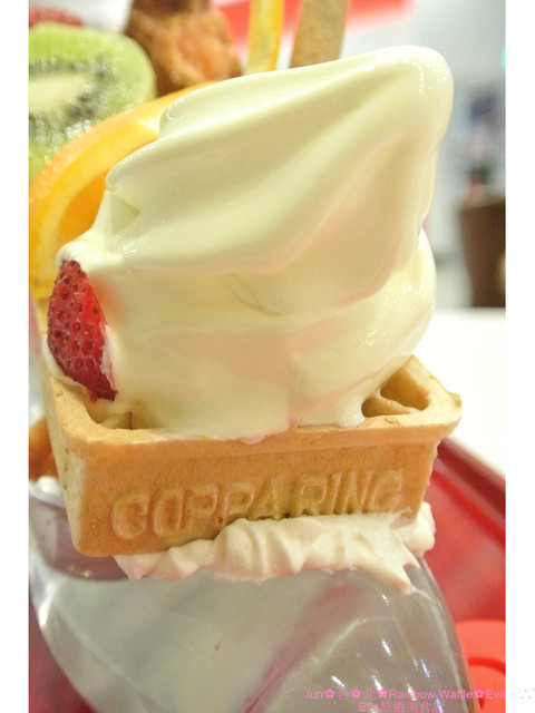 彩虹國度Rainbow Waffle(中和環球店)：【食記】oO。。台北　Rainbow Waffle（二訪）　仙度瑞拉的玻璃鞋掉入人間囉～還有媲美１０１高度的冰品歐！超美超夢幻～o○。