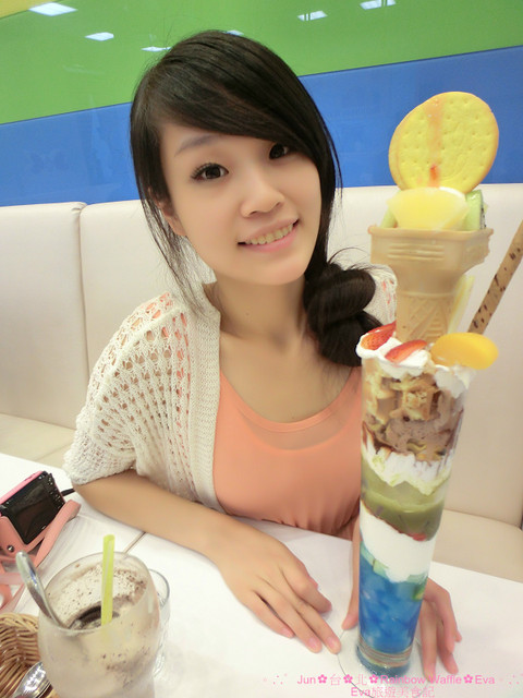 彩虹國度Rainbow Waffle(中和環球店)：【食記】oO。。台北　Rainbow Waffle（二訪）　仙度瑞拉的玻璃鞋掉入人間囉～還有媲美１０１高度的冰品歐！超美超夢幻～o○。