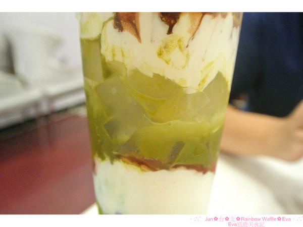 彩虹國度Rainbow Waffle(中和環球店)：【食記】oO。。台北　Rainbow Waffle（二訪）　仙度瑞拉的玻璃鞋掉入人間囉～還有媲美１０１高度的冰品歐！超美超夢幻～o○。