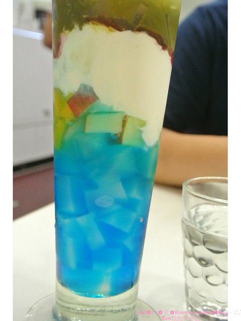 彩虹國度Rainbow Waffle(中和環球店)：【食記】oO。。台北　Rainbow Waffle（二訪）　仙度瑞拉的玻璃鞋掉入人間囉～還有媲美１０１高度的冰品歐！超美超夢幻～o○。