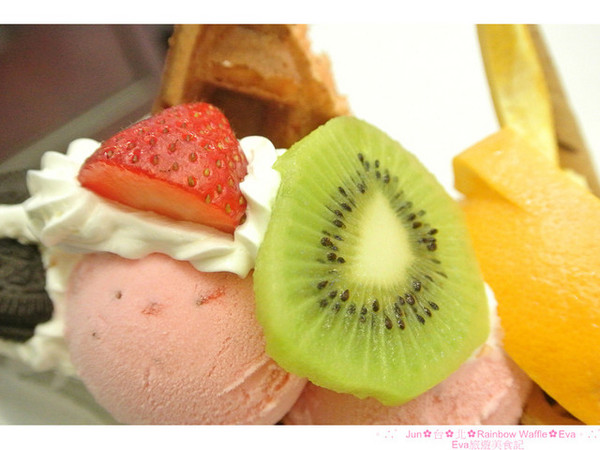彩虹國度Rainbow Waffle(中和環球店)：【食記】oO。。台北　Rainbow Waffle（二訪）　仙度瑞拉的玻璃鞋掉入人間囉～還有媲美１０１高度的冰品歐！超美超夢幻～o○。