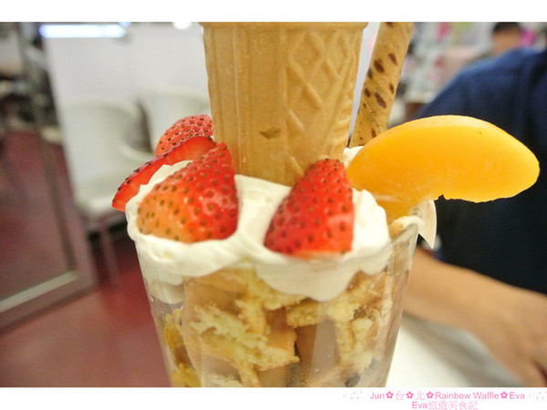 彩虹國度Rainbow Waffle(中和環球店)：【食記】oO。。台北　Rainbow Waffle（二訪）　仙度瑞拉的玻璃鞋掉入人間囉～還有媲美１０１高度的冰品歐！超美超夢幻～o○。