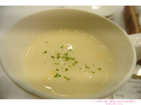 彩虹國度Rainbow Waffle(中和環球店)：【食記】oO。。台北　Rainbow Waffle（二訪）　仙度瑞拉的玻璃鞋掉入人間囉～還有媲美１０１高度的冰品歐！超美超夢幻～o○。