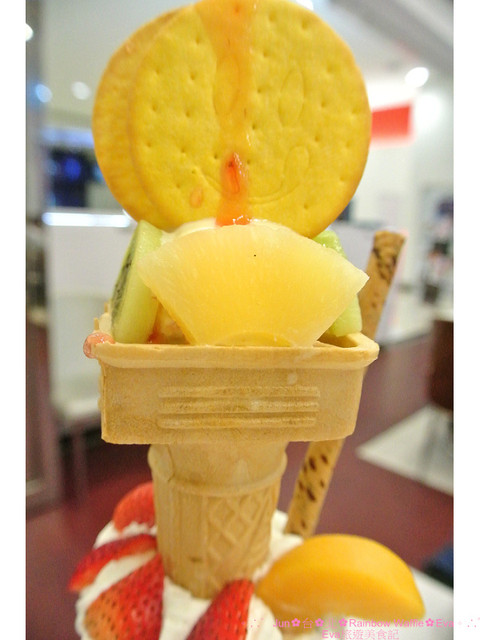 彩虹國度Rainbow Waffle(中和環球店)：【食記】oO。。台北　Rainbow Waffle（二訪）　仙度瑞拉的玻璃鞋掉入人間囉～還有媲美１０１高度的冰品歐！超美超夢幻～o○。