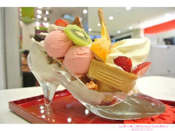 彩虹國度Rainbow Waffle(中和環球店)：【食記】oO。。台北　Rainbow Waffle（二訪）　仙度瑞拉的玻璃鞋掉入人間囉～還有媲美１０１高度的冰品歐！超美超夢幻～o○。