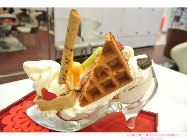 彩虹國度Rainbow Waffle(中和環球店)：【食記】oO。。台北　Rainbow Waffle（二訪）　仙度瑞拉的玻璃鞋掉入人間囉～還有媲美１０１高度的冰品歐！超美超夢幻～o○。