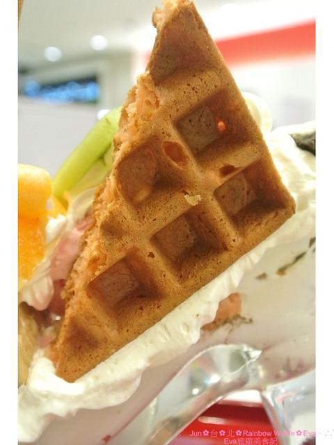 彩虹國度Rainbow Waffle(中和環球店)：【食記】oO。。台北　Rainbow Waffle（二訪）　仙度瑞拉的玻璃鞋掉入人間囉～還有媲美１０１高度的冰品歐！超美超夢幻～o○。