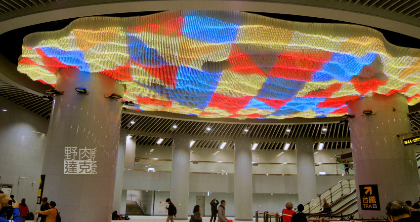 大型LED公共藝術作品「域見」位於捷運松山站