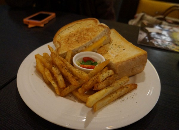 鯊魚咬土司(大直店)：鯊魚咬吐司♥ 大份量 ♥平價 ♥從早餐到晚餐都包辦