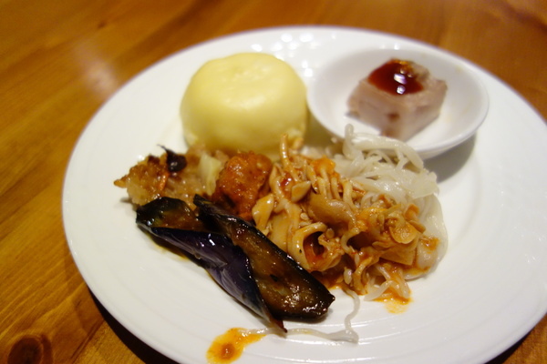 蓮香齋:蓮香齋+素食吃到飽+高檔+包場+有氣氛+南京東路+台北美食+乳酪起司+貝殼麵+涼麵+大阪燒+擔仔麵+盆栽甜點+傳統料理+聚會+巧克力鍋