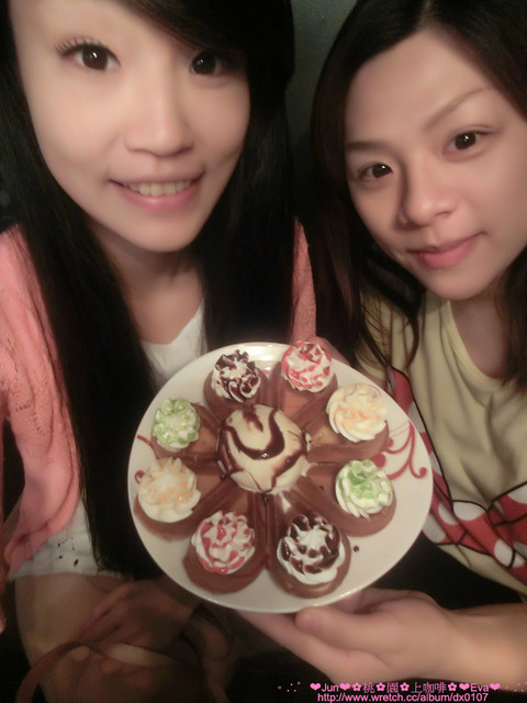 上Cafe：【食記】oO。。桃園　上咖啡　可愛又好吃的繽紛花儿鬆餅，奶油上的是果醬喲！大家吃過嘛？！。o○。