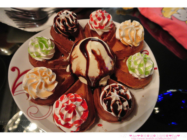 上Cafe：【食記】oO。。桃園　上咖啡　可愛又好吃的繽紛花儿鬆餅，奶油上的是果醬喲！大家吃過嘛？！。o○。