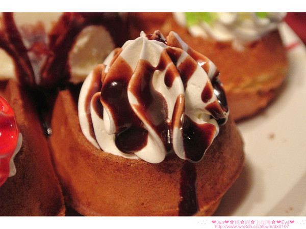 上Cafe：【食記】oO。。桃園　上咖啡　可愛又好吃的繽紛花儿鬆餅，奶油上的是果醬喲！大家吃過嘛？！。o○。