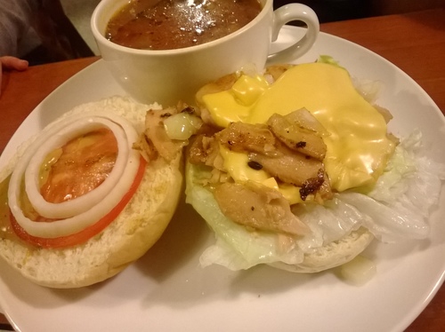 J-House：粗飽飽~公館巷子裡的美式漢堡餐廳 J-House