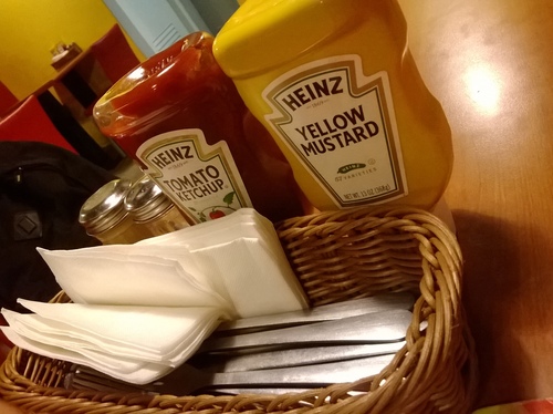 J-House：粗飽飽~公館巷子裡的美式漢堡餐廳 J-House