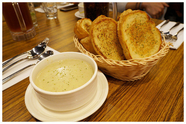 the Chips(光復店)：台北國父紀念館站♬聚會餐廳哪裡找？交通便利、大份量美式風味，飯後甜點不可缺少！　the Chips美式餐廳／光復店