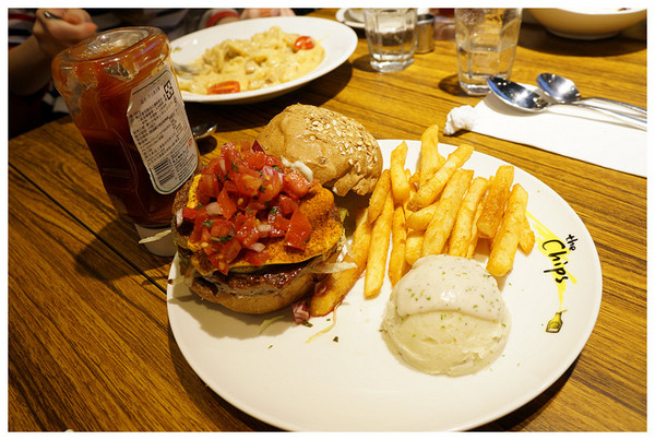 the Chips(光復店)：台北國父紀念館站♬聚會餐廳哪裡找？交通便利、大份量美式風味，飯後甜點不可缺少！　the Chips美式餐廳／光復店