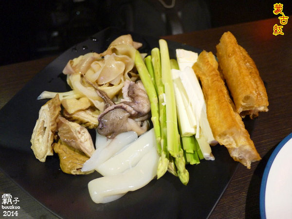 蒙古紅蒙古火鍋:蒙古紅蒙古火鍋,吃到飽也很精緻,辛香料超多der~