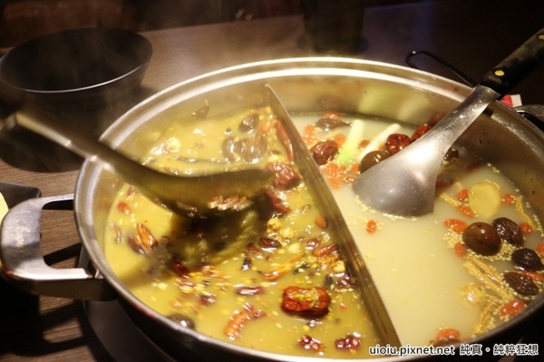 蒙古紅蒙古火鍋:【台北捷運美食。國父紀念館站】蒙古紅蒙古麻辣鍋吃到飽~食材嚴選,大推霜降牛肉.安格斯牛肩.羊培根.松阪豬.鮮蚵