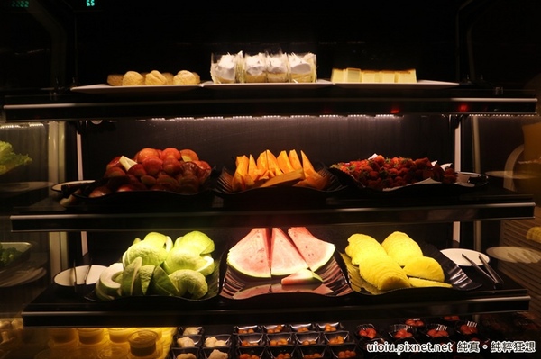 蒙古紅蒙古火鍋:【台北捷運美食。國父紀念館站】蒙古紅蒙古麻辣鍋吃到飽~食材嚴選,大推霜降牛肉.安格斯牛肩.羊培根.松阪豬.鮮蚵