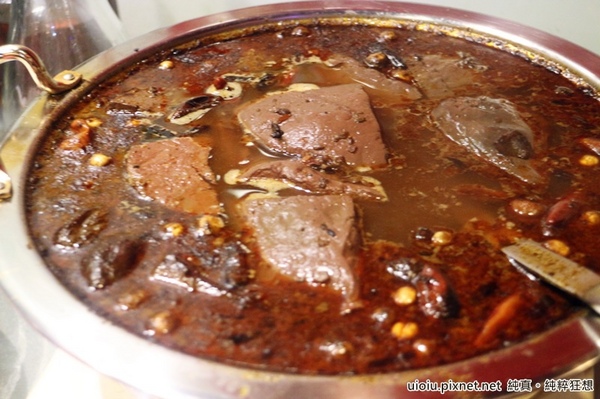 蒙古紅蒙古火鍋:【台北捷運美食。國父紀念館站】蒙古紅蒙古麻辣鍋吃到飽~食材嚴選,大推霜降牛肉.安格斯牛肩.羊培根.松阪豬.鮮蚵