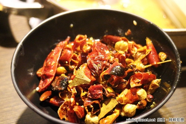 蒙古紅蒙古火鍋:【台北捷運美食。國父紀念館站】蒙古紅蒙古麻辣鍋吃到飽~食材嚴選,大推霜降牛肉.安格斯牛肩.羊培根.松阪豬.鮮蚵