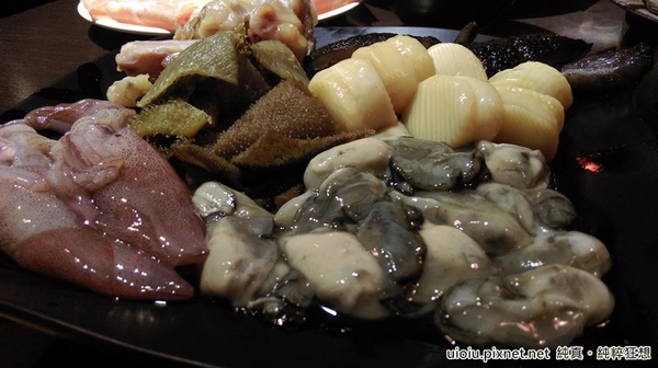 蒙古紅蒙古火鍋:【台北捷運美食。國父紀念館站】蒙古紅蒙古麻辣鍋吃到飽~食材嚴選,大推霜降牛肉.安格斯牛肩.羊培根.松阪豬.鮮蚵