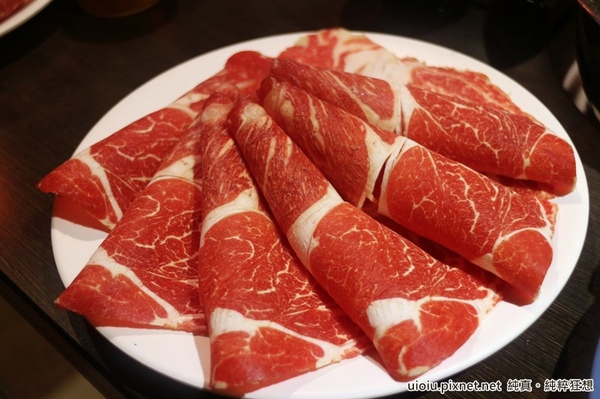 蒙古紅蒙古火鍋:【台北捷運美食。國父紀念館站】蒙古紅蒙古麻辣鍋吃到飽~食材嚴選,大推霜降牛肉.安格斯牛肩.羊培根.松阪豬.鮮蚵