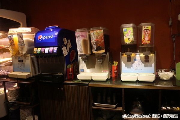 蒙古紅蒙古火鍋:【台北捷運美食。國父紀念館站】蒙古紅蒙古麻辣鍋吃到飽~食材嚴選,大推霜降牛肉.安格斯牛肩.羊培根.松阪豬.鮮蚵