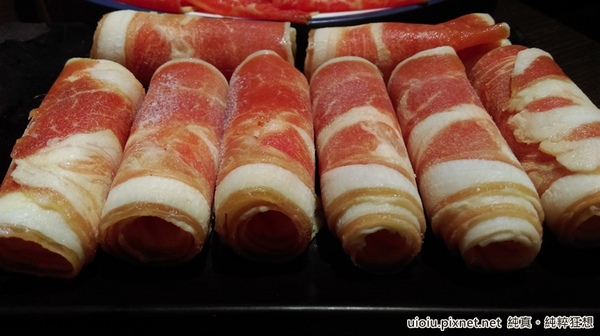 蒙古紅蒙古火鍋:【台北捷運美食。國父紀念館站】蒙古紅蒙古麻辣鍋吃到飽~食材嚴選,大推霜降牛肉.安格斯牛肩.羊培根.松阪豬.鮮蚵