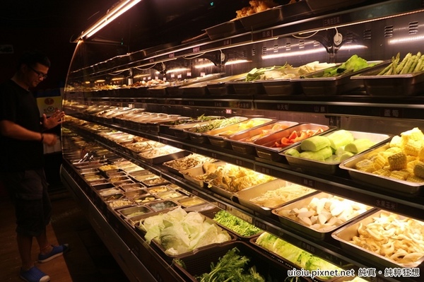 蒙古紅蒙古火鍋:【台北捷運美食。國父紀念館站】蒙古紅蒙古麻辣鍋吃到飽~食材嚴選,大推霜降牛肉.安格斯牛肩.羊培根.松阪豬.鮮蚵