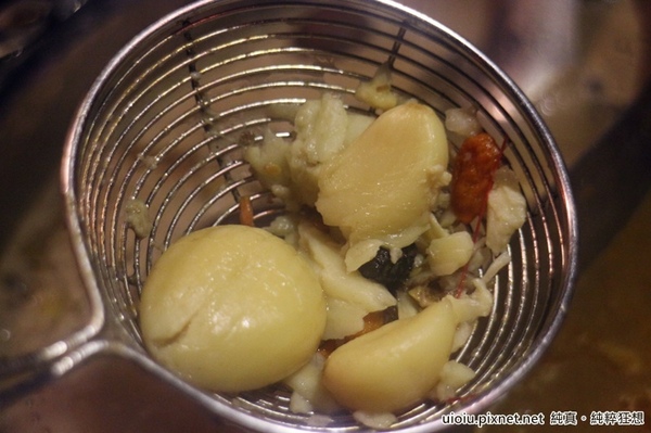 蒙古紅蒙古火鍋:【台北捷運美食。國父紀念館站】蒙古紅蒙古麻辣鍋吃到飽~食材嚴選,大推霜降牛肉.安格斯牛肩.羊培根.松阪豬.鮮蚵