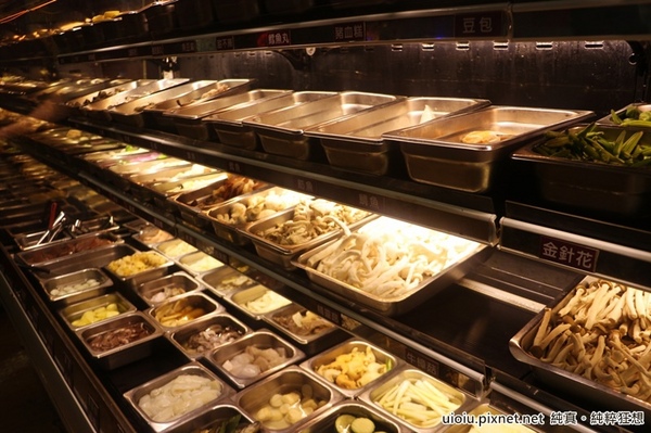 蒙古紅蒙古火鍋:【台北捷運美食。國父紀念館站】蒙古紅蒙古麻辣鍋吃到飽~食材嚴選,大推霜降牛肉.安格斯牛肩.羊培根.松阪豬.鮮蚵