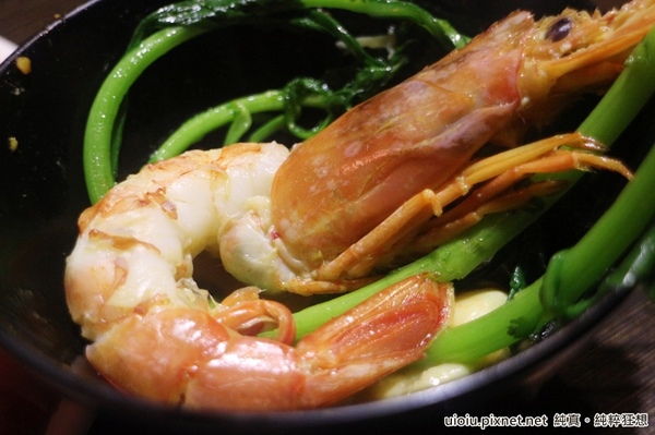 蒙古紅蒙古火鍋:【台北捷運美食。國父紀念館站】蒙古紅蒙古麻辣鍋吃到飽~食材嚴選,大推霜降牛肉.安格斯牛肩.羊培根.松阪豬.鮮蚵