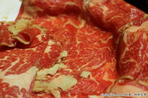 蒙古紅蒙古火鍋:【台北捷運美食。國父紀念館站】蒙古紅蒙古麻辣鍋吃到飽~食材嚴選,大推霜降牛肉.安格斯牛肩.羊培根.松阪豬.鮮蚵