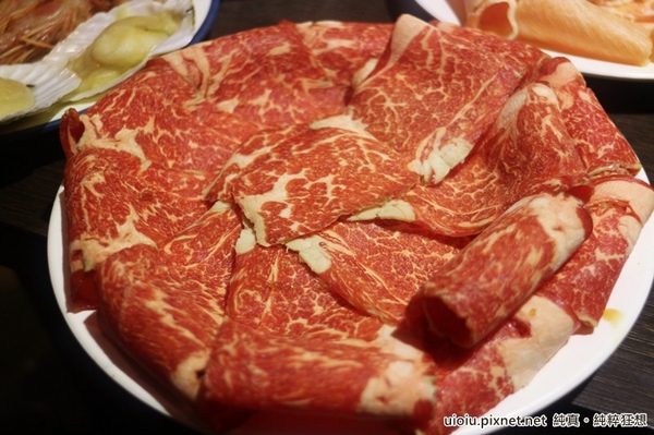 蒙古紅蒙古火鍋:【台北捷運美食。國父紀念館站】蒙古紅蒙古麻辣鍋吃到飽~食材嚴選,大推霜降牛肉.安格斯牛肩.羊培根.松阪豬.鮮蚵