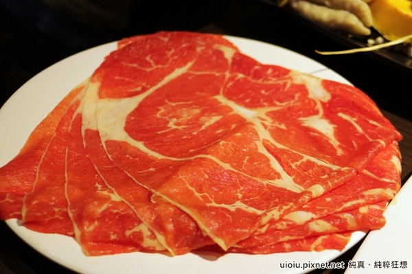 蒙古紅蒙古火鍋:【台北捷運美食。國父紀念館站】蒙古紅蒙古麻辣鍋吃到飽~食材嚴選,大推霜降牛肉.安格斯牛肩.羊培根.松阪豬.鮮蚵