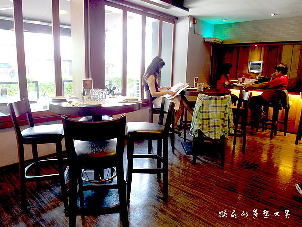 卓莉Jolly Brewery+Restaurant:【台北松山】超有氣氛慶生好地方!JOLLY卓莉手工釀啤酒+泰食餐廳(慶城店)!