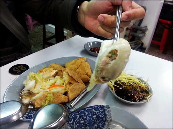 板橋小籠包：【板橋小籠包】南雅夜市人氣王～純手工小籠包和不一樣的臭豆腐