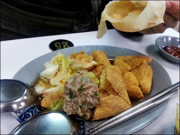 板橋小籠包：【板橋小籠包】南雅夜市人氣王～純手工小籠包和不一樣的臭豆腐