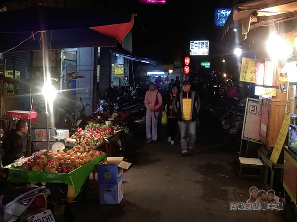 樂華夜市-麵嫂02-巷內的紅燈籠與人潮引起目光
