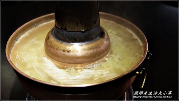 涮八方紫銅鍋(三重店)：【食記/新北市】天冷要來吃吃酸菜白肉鍋補補身吧♪♪涮八方紫銅鍋♪♪